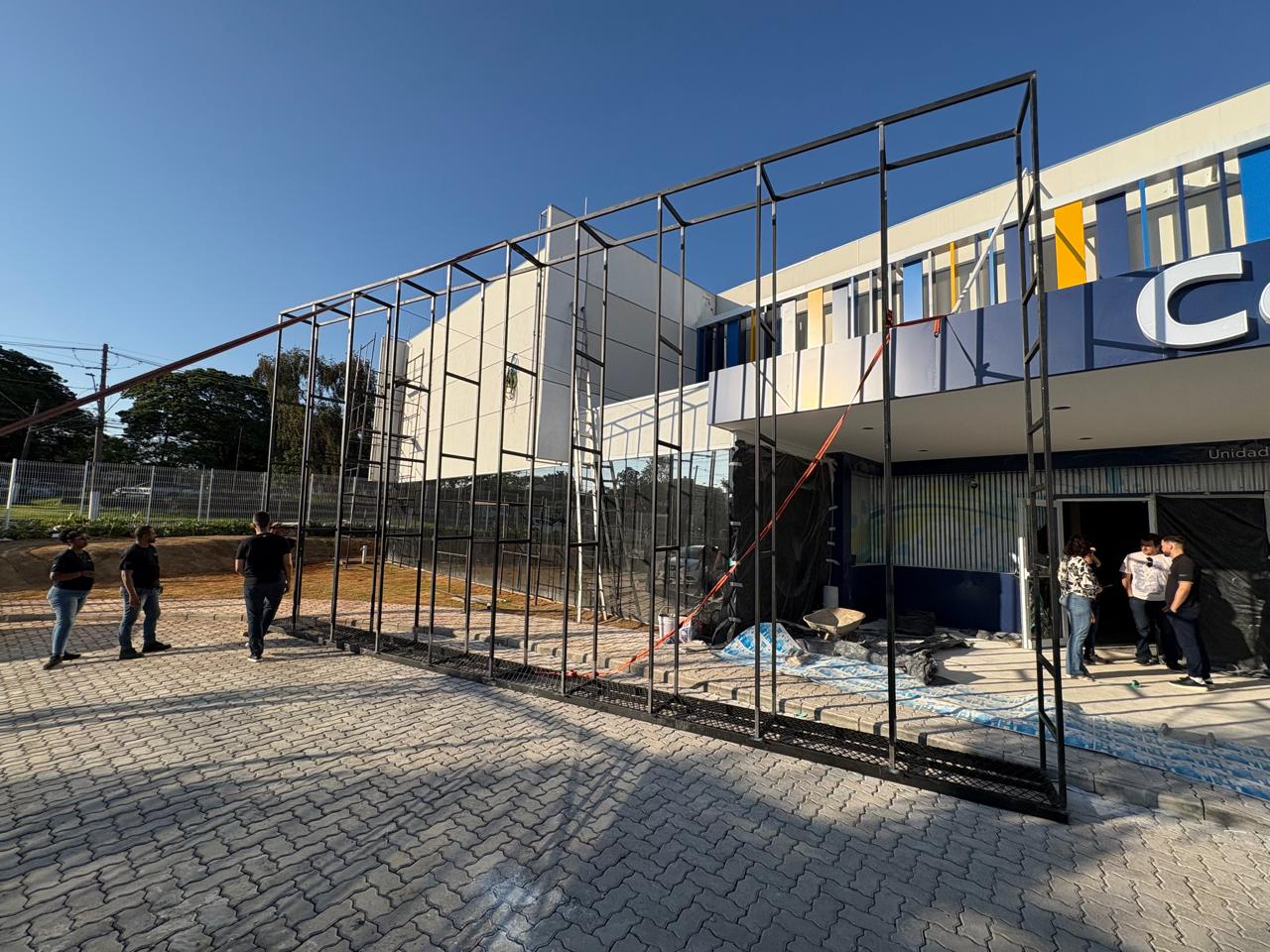 Projeto de painel de LED instalado em recepção de empresa.