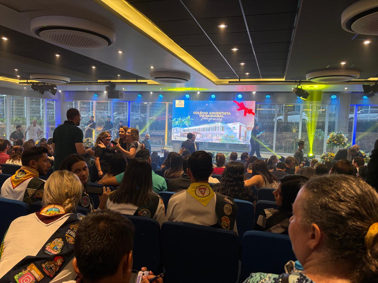 Projeto de painel de LED instalado na parte interna de evento.