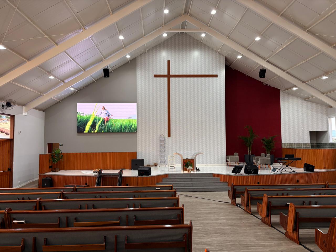 Projeto de painel de LED instalado interna da igreja.