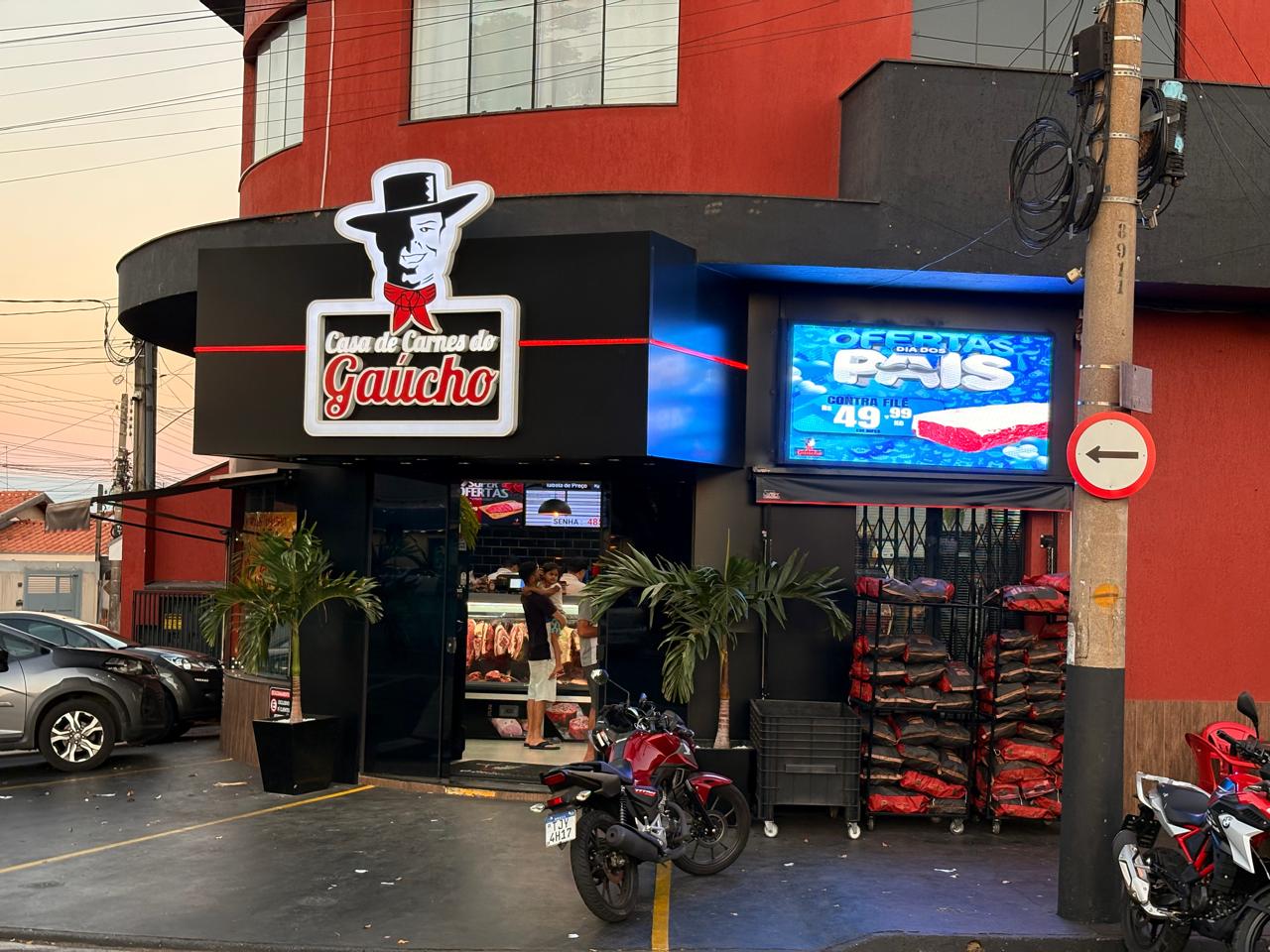 Projeto de painel de LED externo para fachada de loja.